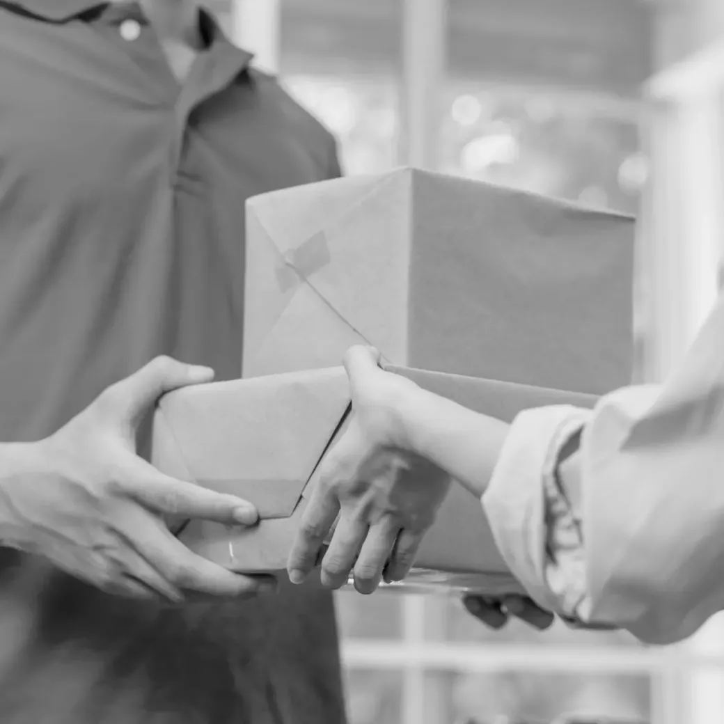 Diskreter Kurierservice und transparente Zustellung Paketbote überreicht Paket an Empfänger