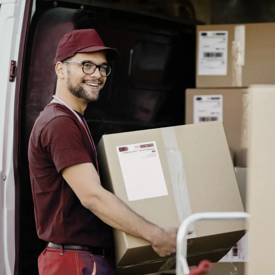 Zuverlässige Zustellung dank geschulter Mitarbeiter bei minitrans minitrans Kurier mit Paket